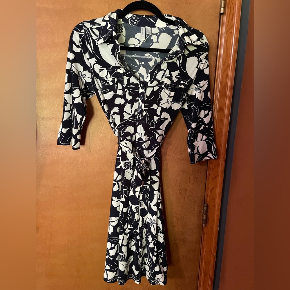 Old Navy belted dress. Navy/White.